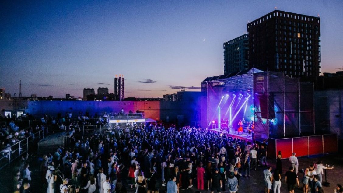 Линда на крыше Галереи "АСТОР"