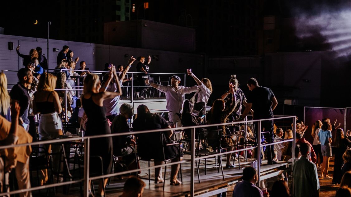 Линда на крыше Галереи "АСТОР"