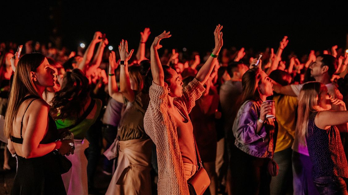 Линда на крыше Галереи "АСТОР"