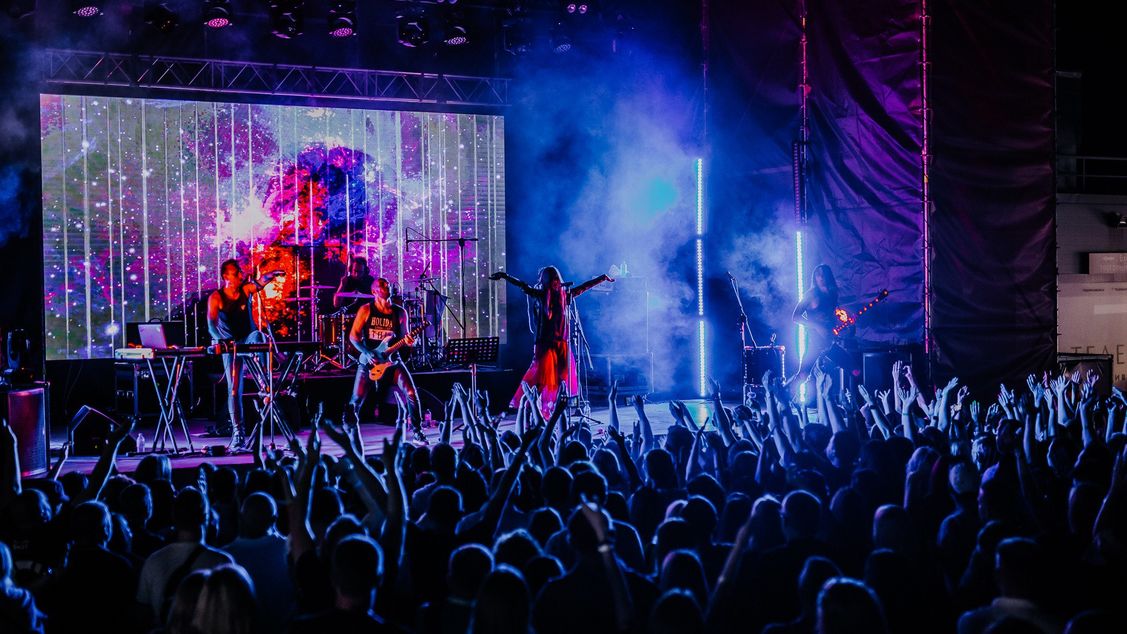 Линда на крыше Галереи "АСТОР"