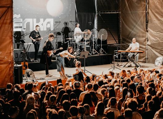 Елка на крыше Галереи АСТОР!